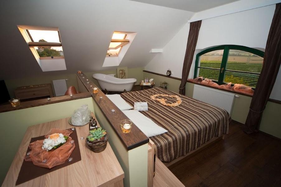 Hotel Vinohrad Milotice エクステリア 写真